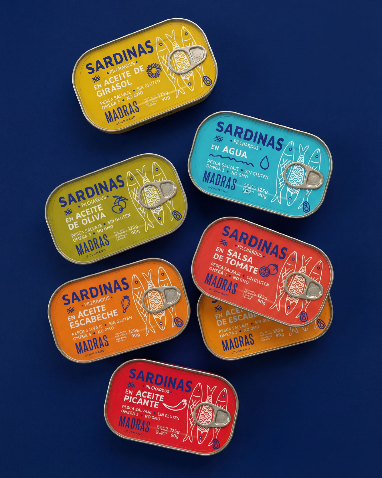 Vista cenital de las siete latas de sardinas Madras Gourmand, packaging diseñado por Koolbrand